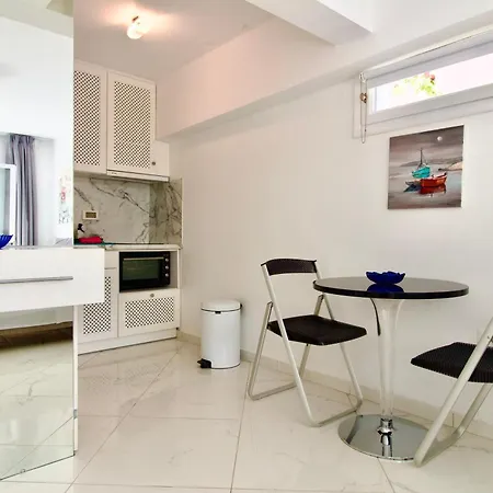 Apartment Ground Floor On Zavalata In Fiskardo! 20 Steps From Zavalata Beach!